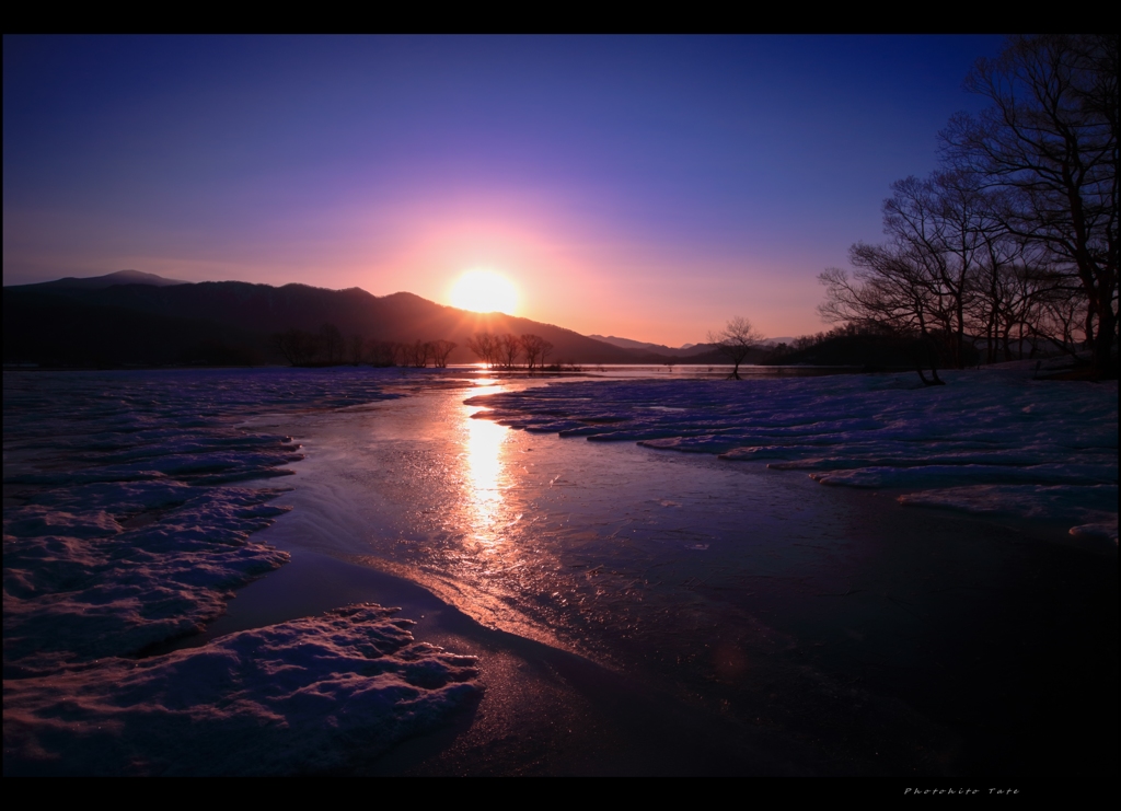 湖畔の夜明け