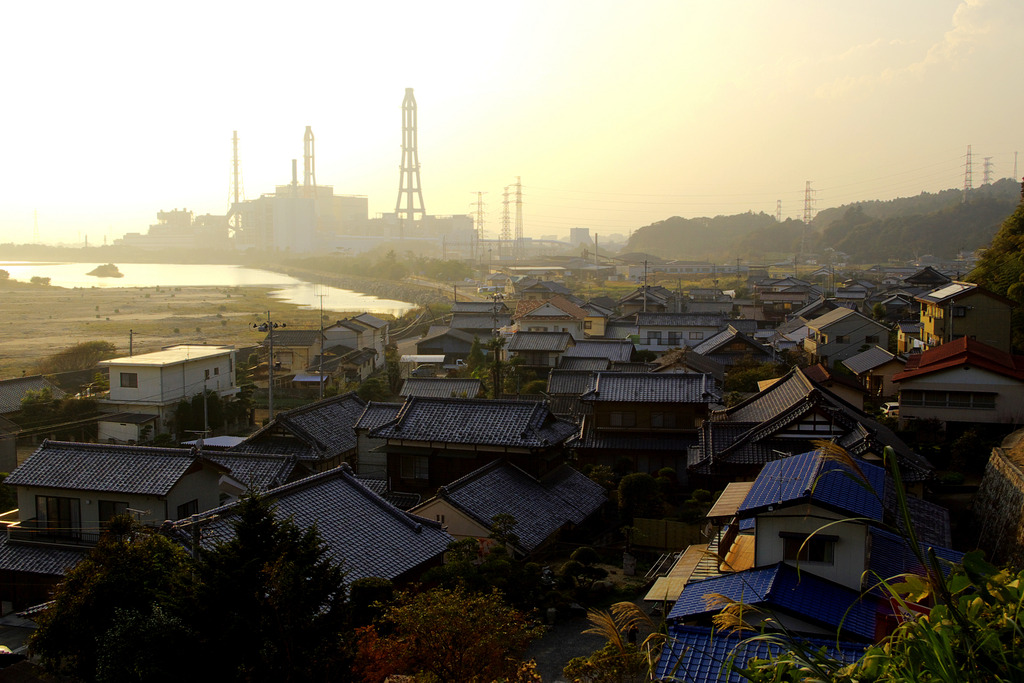 発電所と漁村