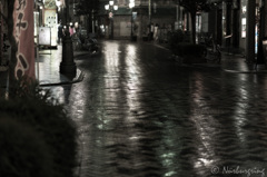 雨の繁華街
