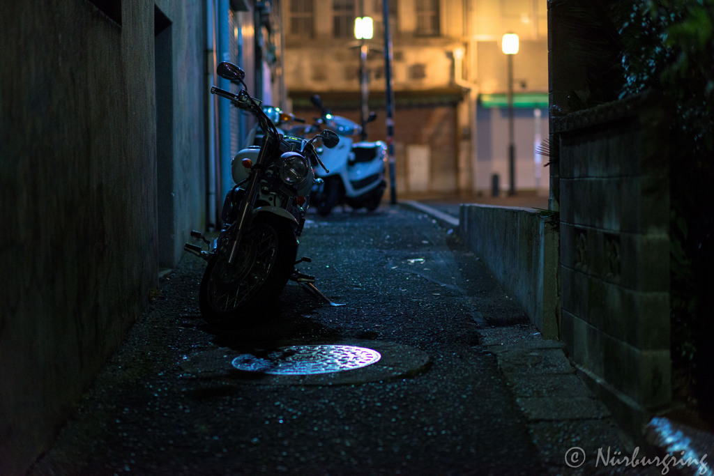 路地にバイク