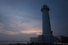 恋人たちと夕暮れの灯台