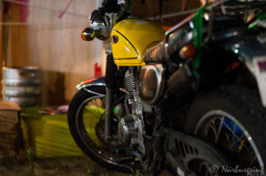 黄色いバイク