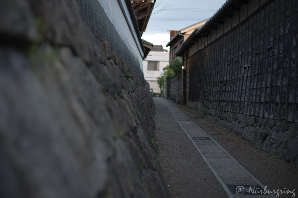 石垣と黒壁の路地