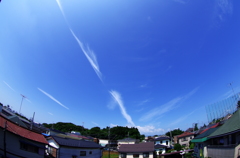 初夏の空と飛行機雲