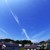 初夏の空と飛行機雲
