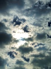 雲の隙間から見える太陽光