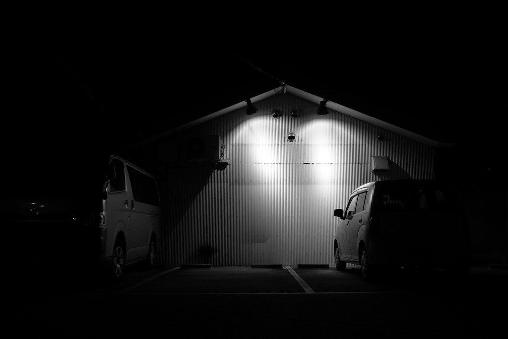 静かな夜の駐車場