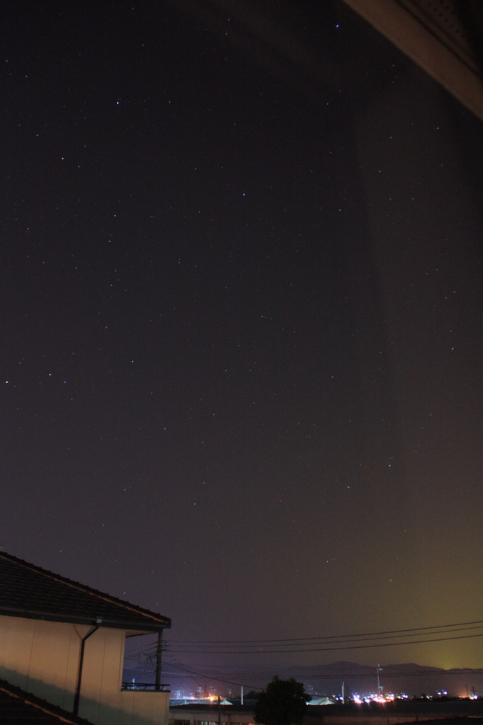 窓より秋の星空をみつめる