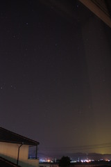 窓より秋の星空をみつめる