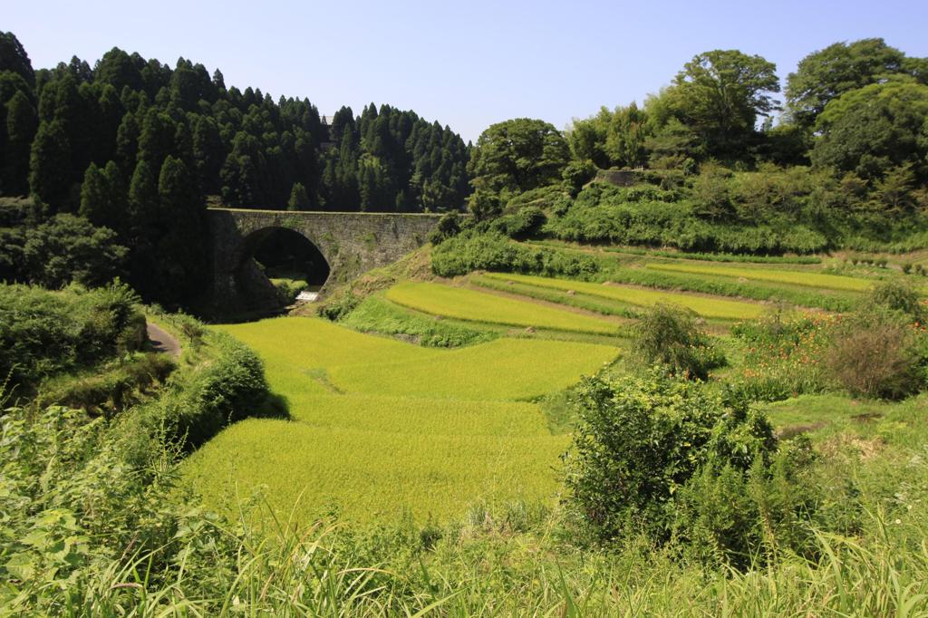 通潤橋と棚田