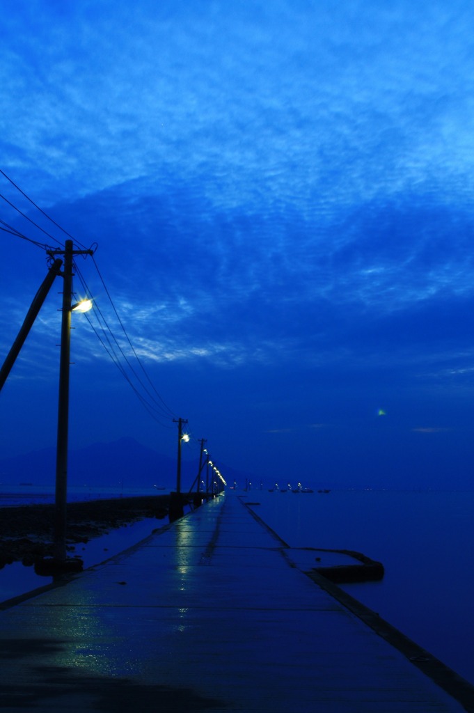 海に沈む道