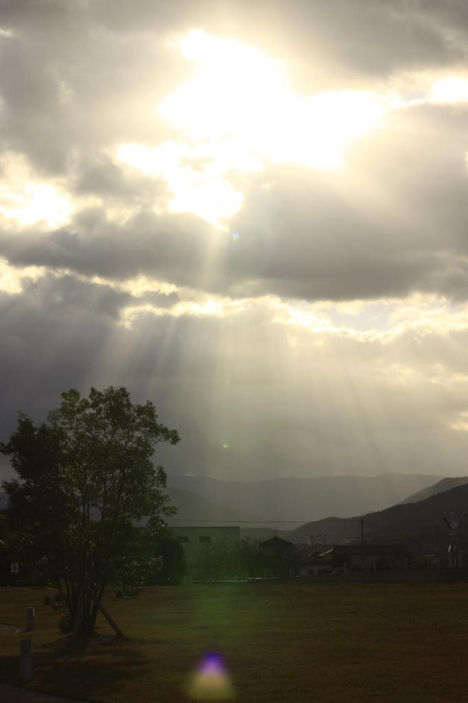 雲間から