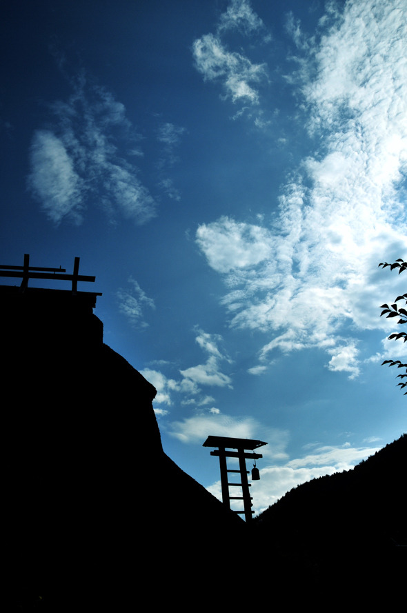 藁ぶき屋根からの空