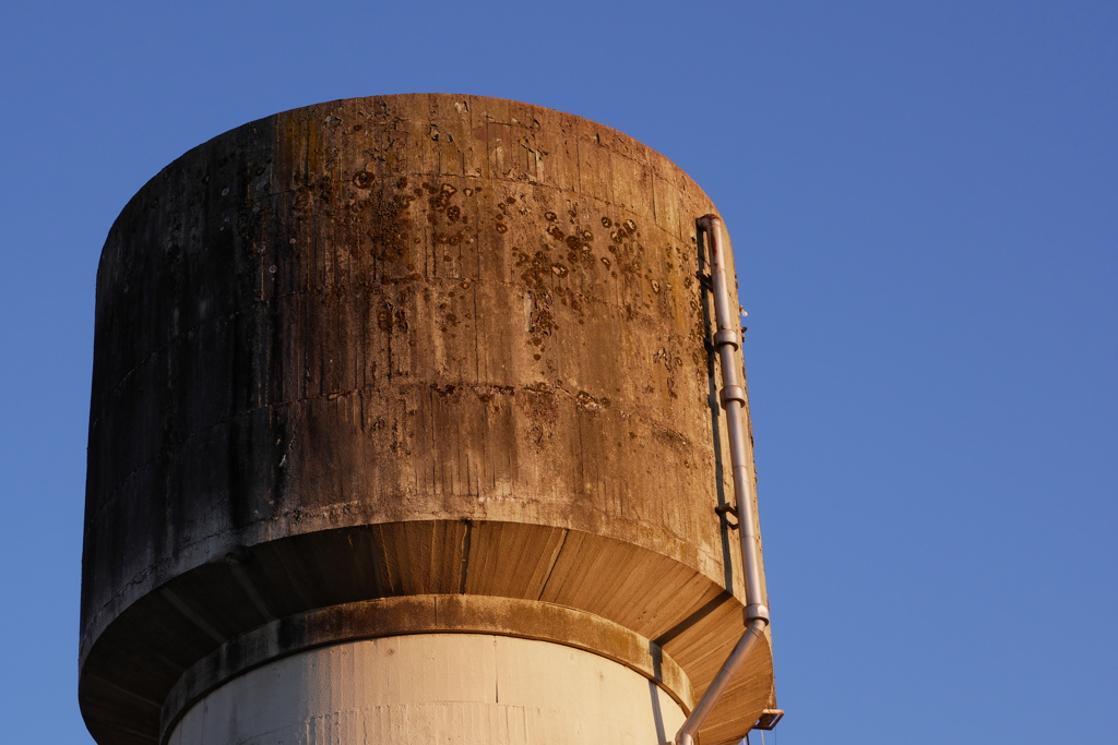 西日とコンクリート構造物