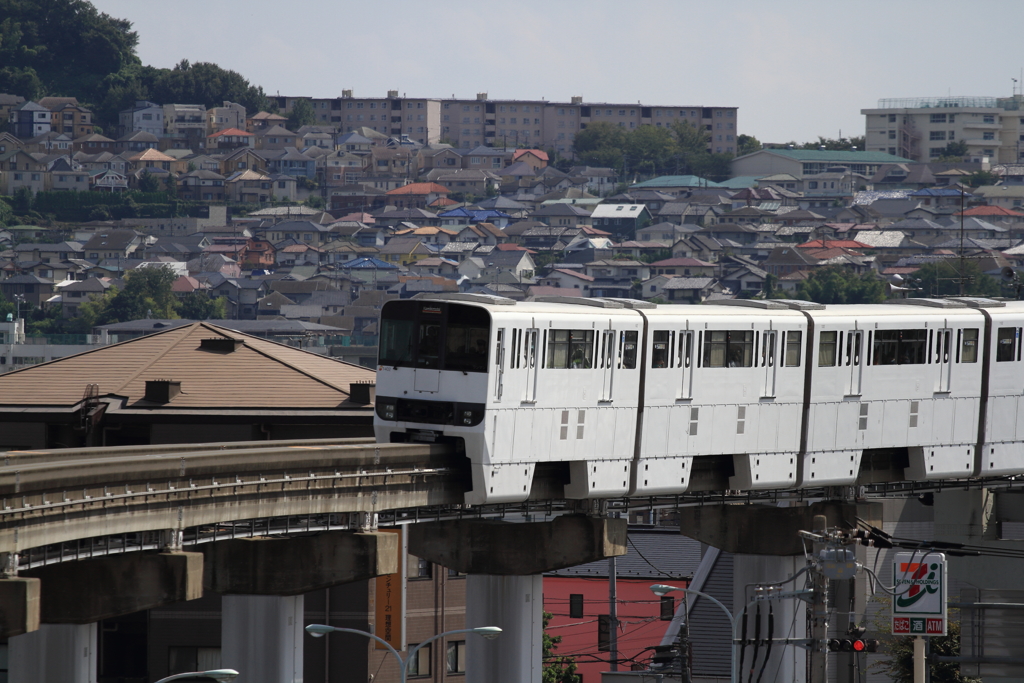 住宅街と多摩モノレール