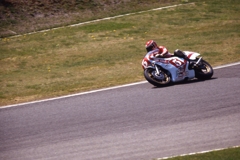 1980年5月 菅生旧コース第1コーナーで
