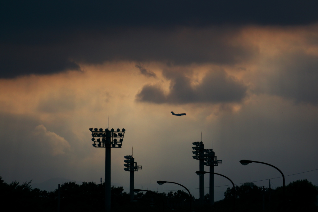 ギヤダウンした軍用機が通過する空