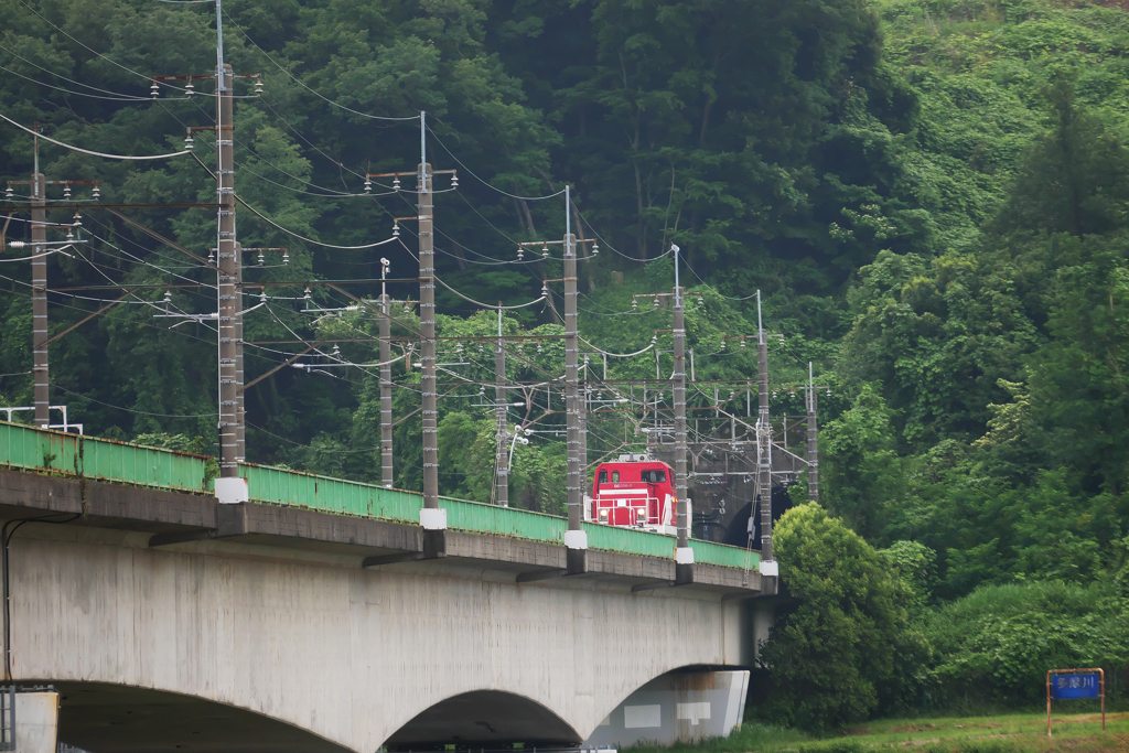 DD200-5 多摩川橋梁を超える