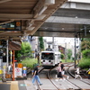 豪徳寺の街に溶け込む招き猫電車