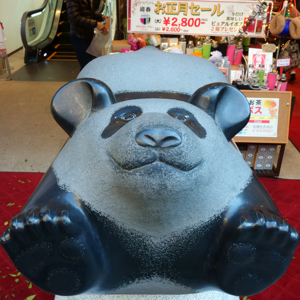 中華街を飛行するパンダ