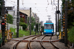 踏切へ向かう東急300系
