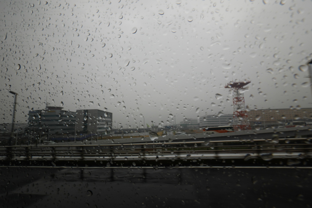 雨の首都高