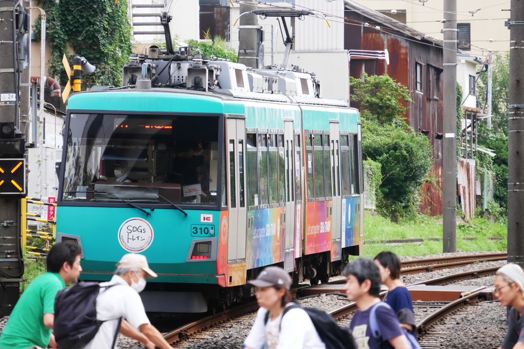 踏切が開いた街の風景