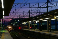 夕焼け空に、駅の灯り電車の灯り