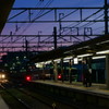 夕焼け空に、駅の灯り電車の灯り