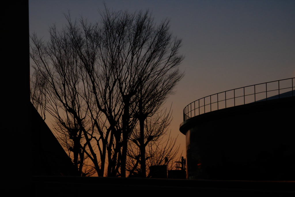 東京都水道局和泉水圧調整所の夕景