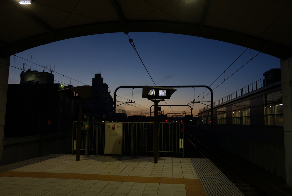 夕空への列車待ち