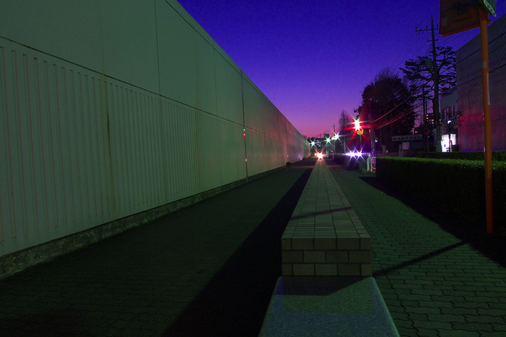 高い塀と高い塀の跡