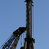 寄りそう起重機と杭打機
