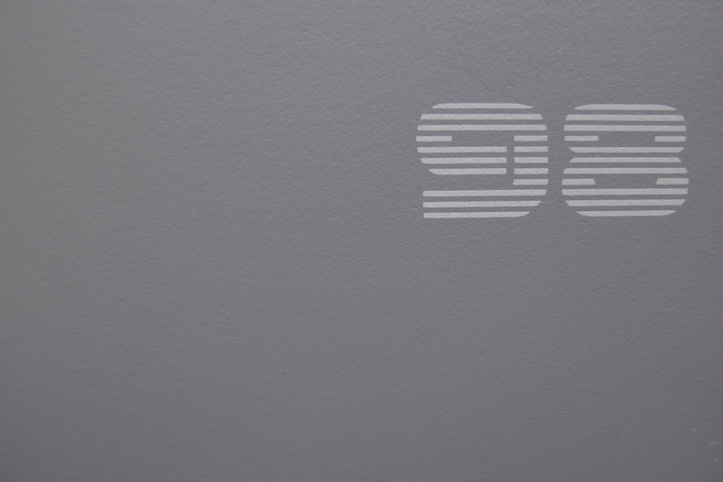 ９８