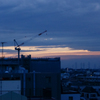 クレーンの向こうの夕空
