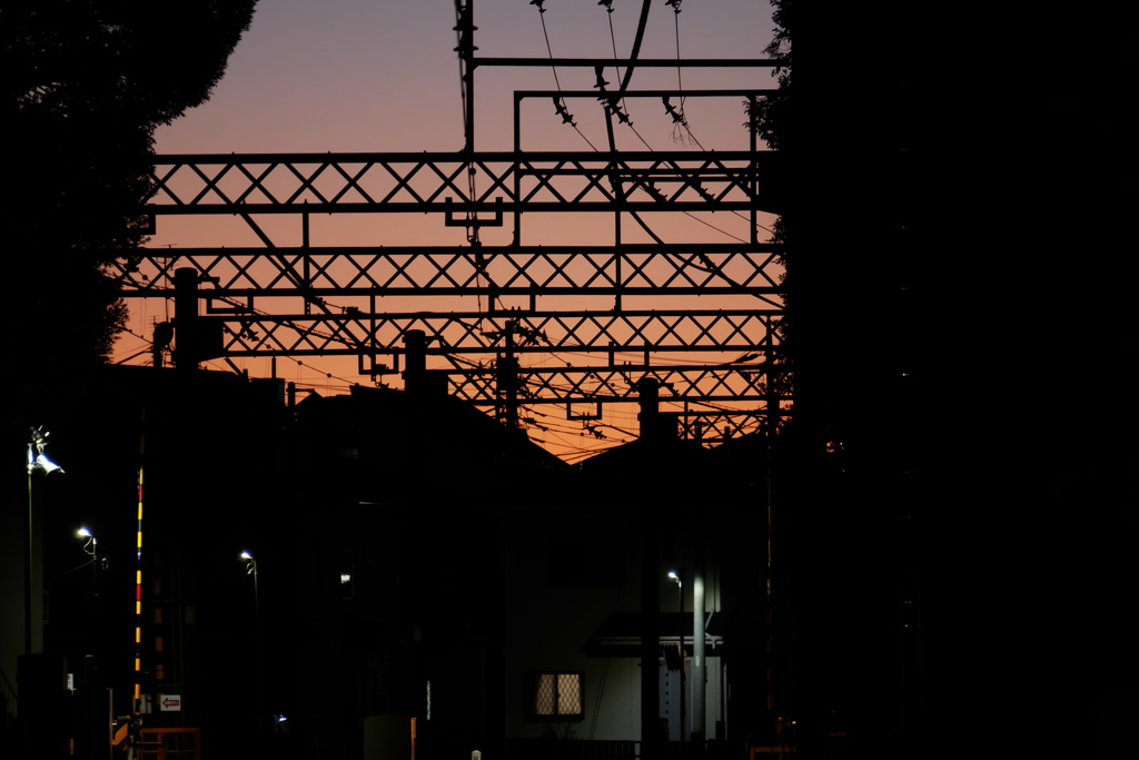 宵の空と架線と踏切