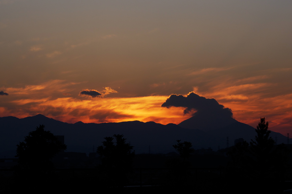 富士山よりも燃える雲に惹かれた夕景