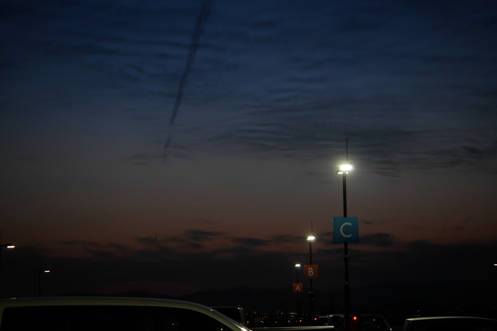 駐車場から見る宵の空