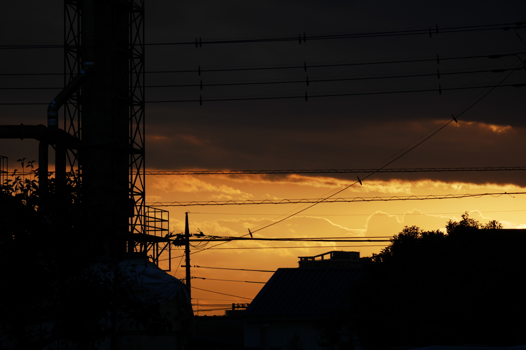 怪しい雲と輝く夕空