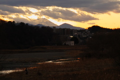 夕空を映す多摩川の情景
