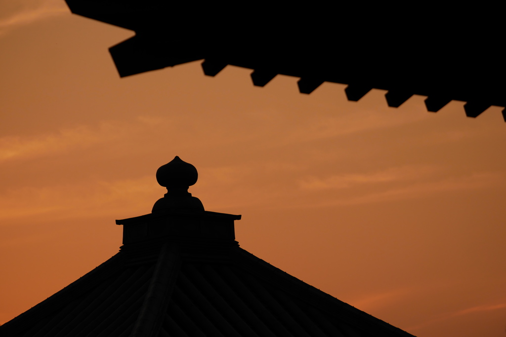 お寺さんの屋根越しに見る北西の空