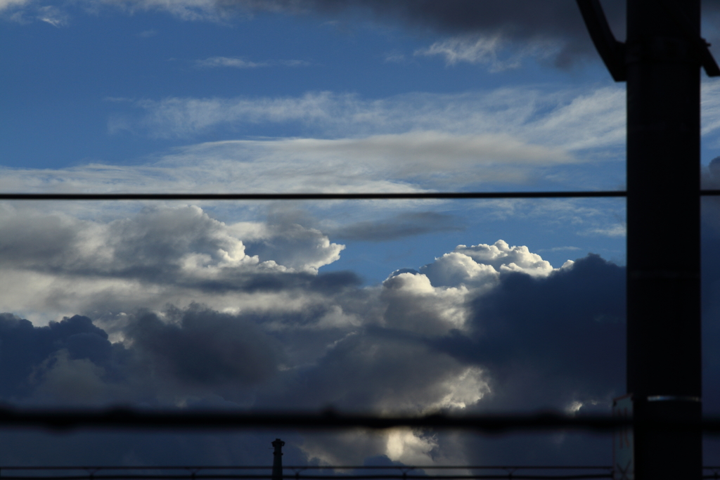 架線の向こうは夏の空