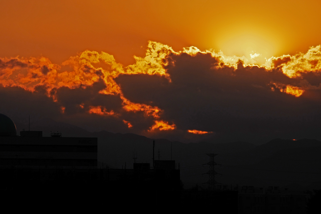 炎のように夕焼けの雲