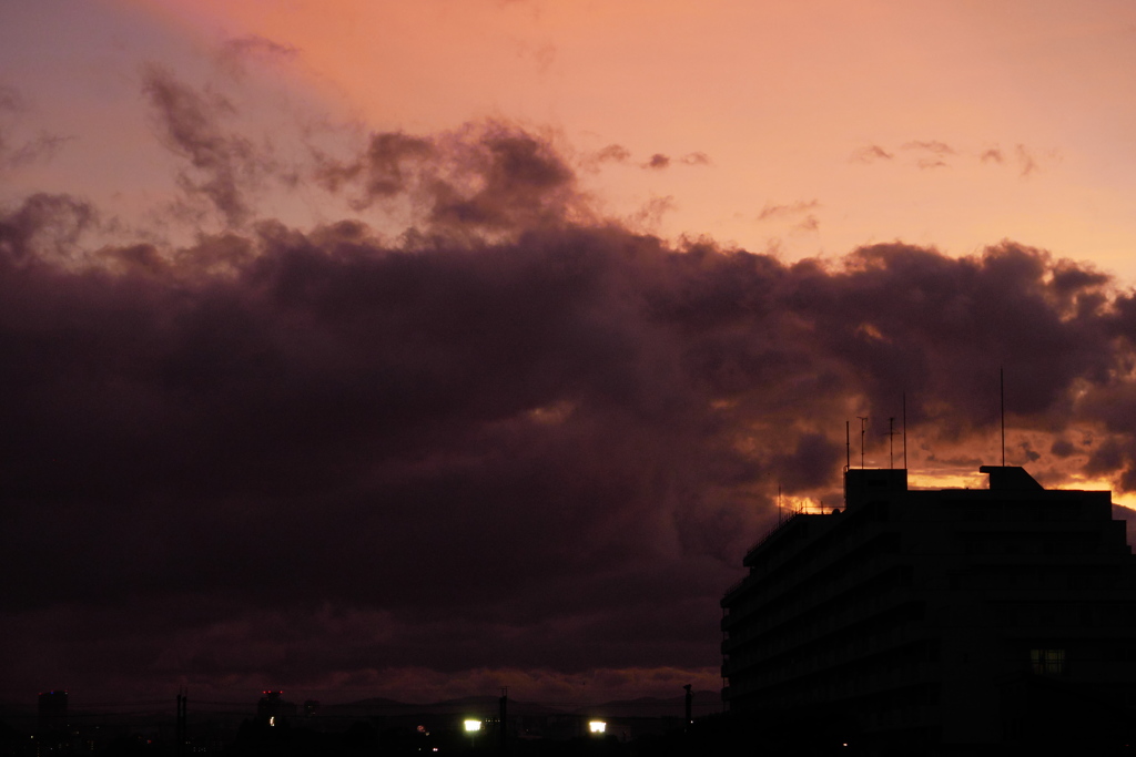 台風の置き土産が残る夕空