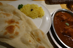 ナンとイエローライスにチキンカレー