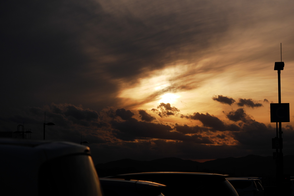 駐車場の夕景