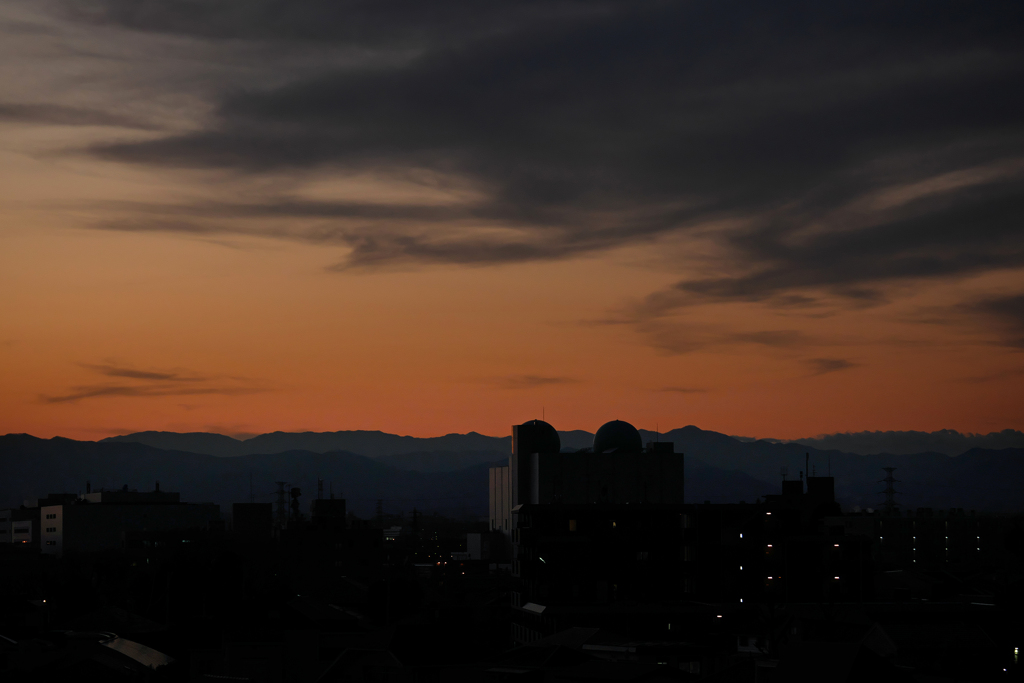 アンテナドームのある夕景