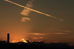 飛行機雲の名残がある夕景