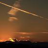 飛行機雲の名残がある夕景