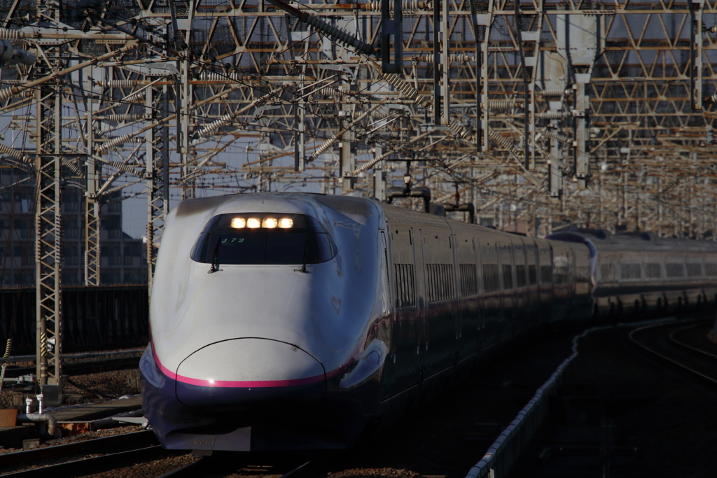 架線のトンネルを行くＥ２系Ｅ３系連結